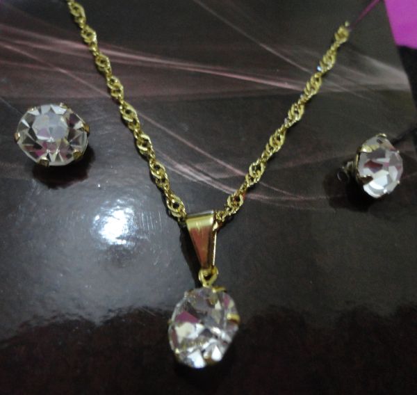 conjunto folheado a ouro , corrente com pingente e brinco